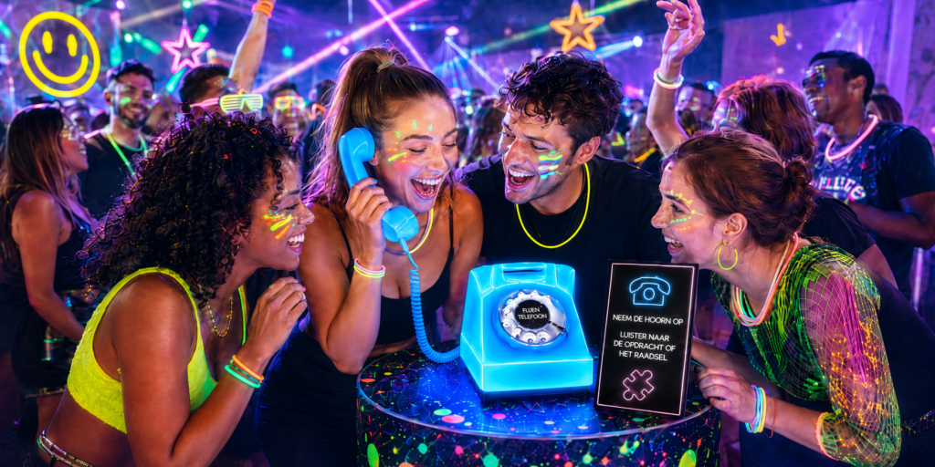 Blauwe  neon EventTelefoon als interactieve eyecatcher op een glow party, waar gasten opdrachten en raadsels beluisteren via de telefoon.
