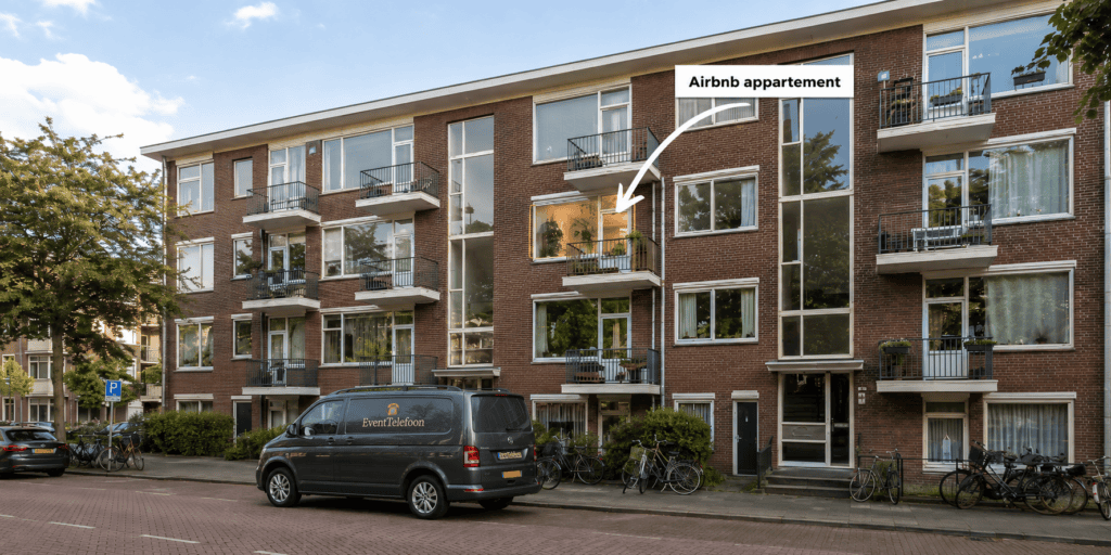 Nederlands appartementencomplex met een gemarkeerd Airbnb-appartement en een EventTelefoon-bus geparkeerd voor het gebouw.