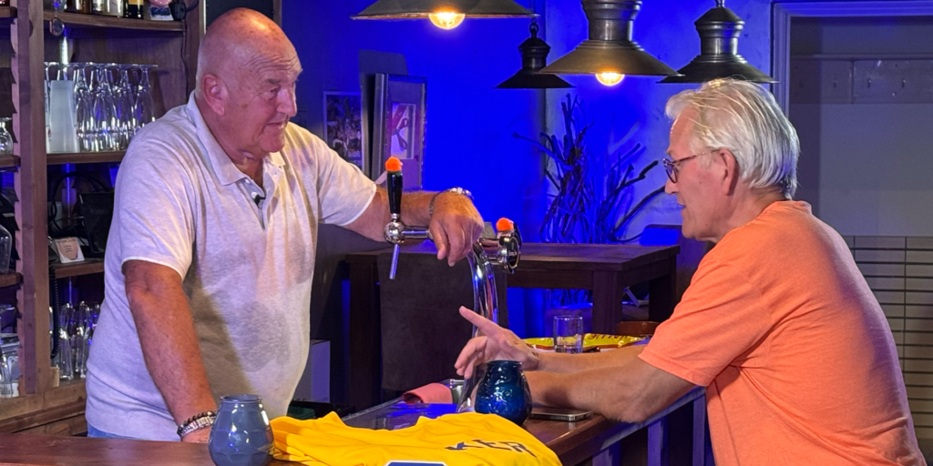 Klaas van den Broek en Theo van Gerwen in gesprek aan een sfeervol verlichte bar tijdens de opname van het internetprogramma van i13media Klaas van den Broek, ingesprek met..........