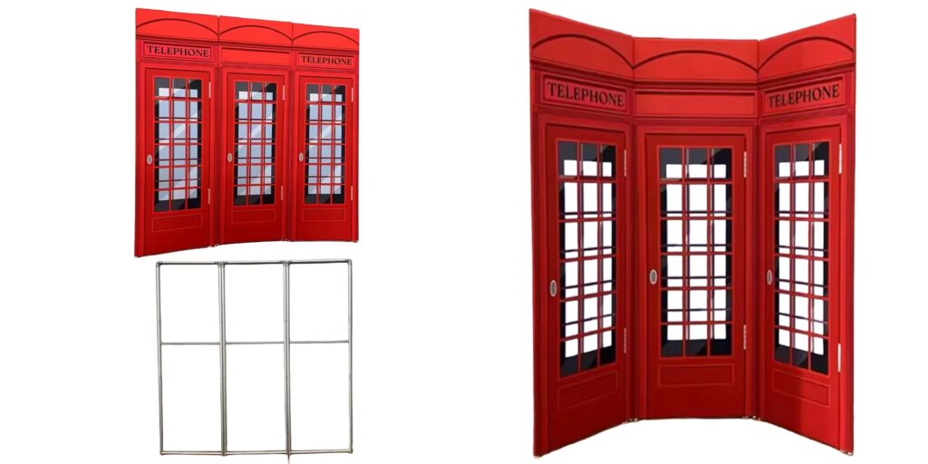 Drie rode panelen in de stijl van klassieke Britse telefooncellen, weergegeven als een vrijstaande scheidingswand. Links zijn de panelen zowel volledig bedrukt als met een zichtbaar metalen frame afgebeeld; rechts staat de gemonteerde, licht gebogen opstelling met drie deuren en karakteristieke raamverdeling.