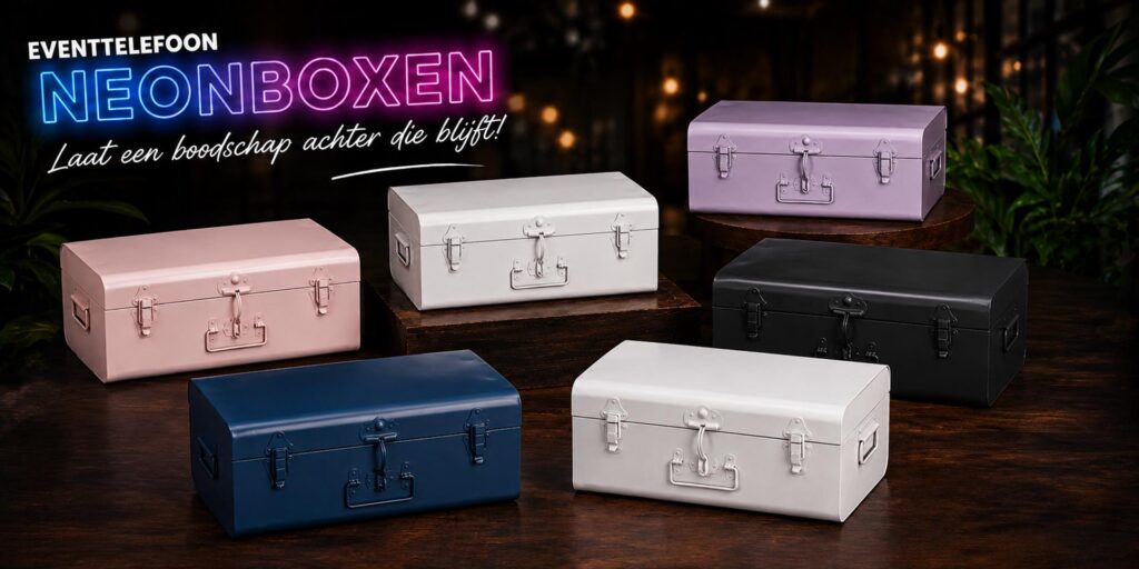 Alttekst: Zes gesloten metalen Neonbox-koffers in roze, wit, paars, zwart en donkerblauw, opgesteld op een donkere houten tafel. Bovenaan staat “Eventtelefoon Neonboxen – Laat een boodschap achter die blijft!”.