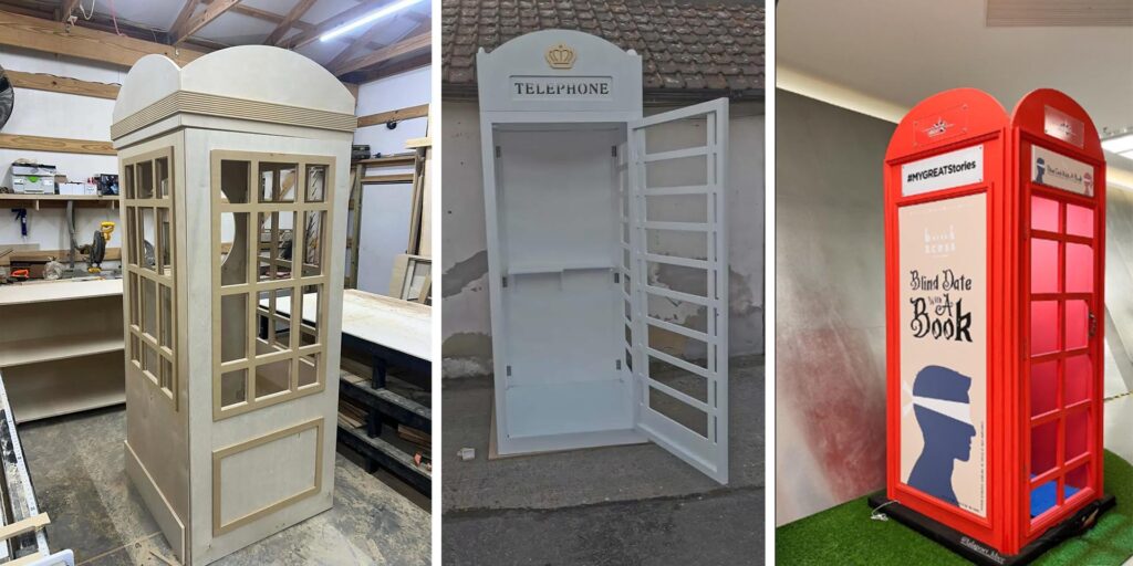 Een drieluik dat de bouw en afwerking van een telefooncel laat zien: links een houten basisconstructie in een werkplaats, in het midden de wit geschilderde telefooncel met geopende deur, en rechts het eindresultaat als felrode, volledig aangeklede evenementencel met bedrukte panelen. komen niet overeen met de orginele britse telfooncel