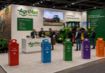 Op een beursstand draait alles om opvallen, maar vooral om het vasthouden van aandacht. Bezoekers lopen langs veel bedrijven, zien machines, producten, schermen, folders en banners. Juist daarom werkt een opstelling met gekleurde zuilen en retro telefoons zo sterk.